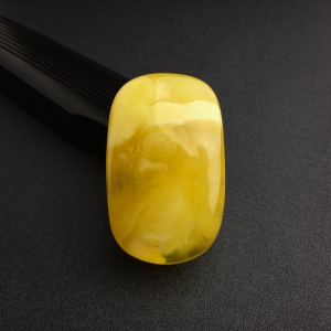 鸡油黄蜜蜡无事牌吊坠