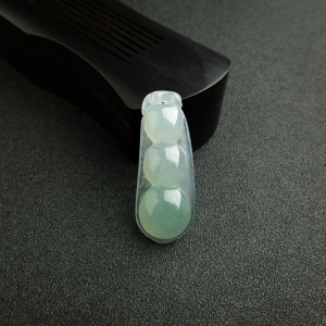 糯种淡绿翡翠福豆吊坠