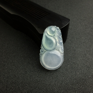 冰糯种浅绿翡翠葫芦吊坠