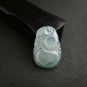 冰糯种浅绿翡翠葫芦吊坠