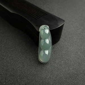 冰种油青翡翠福豆吊坠