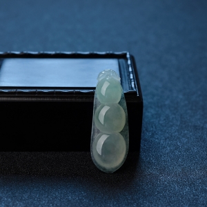 冰糯种浅绿翡翠福豆吊坠