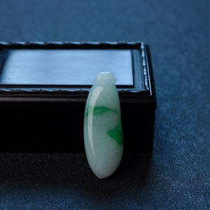 糯种飘绿翡翠福瓜吊坠