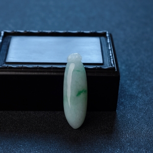 糯种飘绿翡翠福瓜吊坠