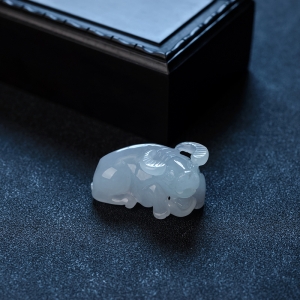 糯种浅绿翡翠牛吊坠