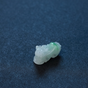 糯种飘绿翡翠貔貅吊坠