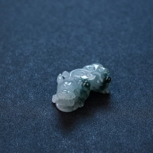 糯种飘花翡翠貔貅吊坠