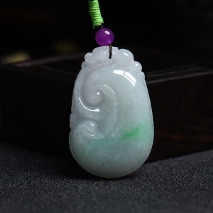 糯种白底飘花翡翠如意吊坠