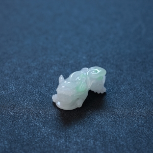 糯种飘绿翡翠貔貅吊坠
