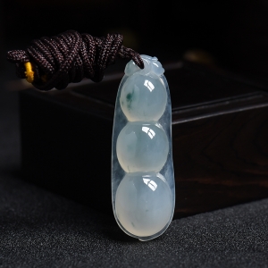 冰种飘花翡翠四季豆吊坠