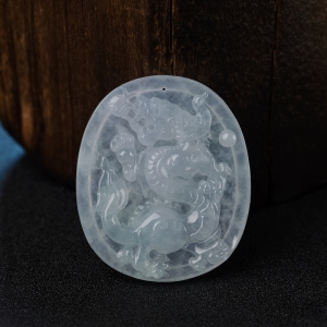 糯种浅绿翡翠龙牌吊坠