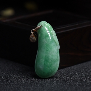 银扣糯种满色翡翠福瓜吊坠