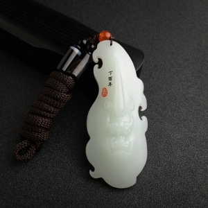 和田玉龙头吊坠