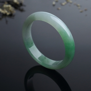 58.5#糯种飘绿翡翠手镯