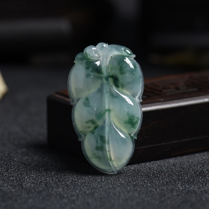 冰糯种飘蓝花翡翠叶子挂件