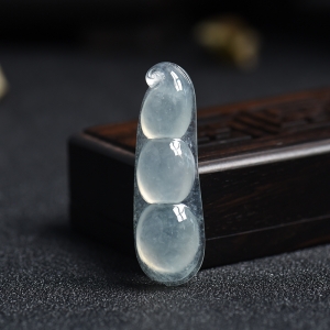 冰种翡翠豆子挂件
