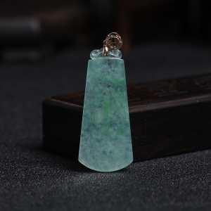 18K金扣镶钻糯冰种飘绿翡翠无事牌