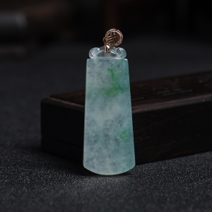 18K金扣镶钻糯冰种飘绿翡翠无事牌