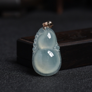 18K金扣糯冰种蓝水翡翠葫芦吊坠