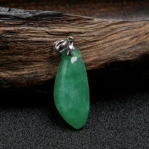 18K金扣糯种翡翠福瓜吊坠