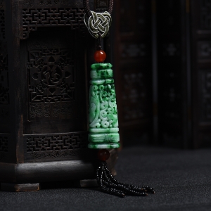 花青飘翠翡翠龙柱挂件