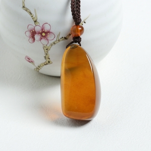 浅金棕琥珀挂件