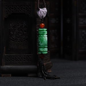 花青飘翠翡翠龙柱挂件
