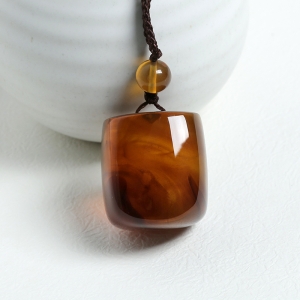 浅金棕琥珀挂件