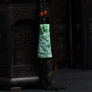 花青飘翠翡翠龙柱挂件