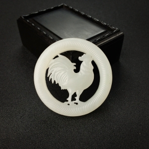 和田玉镂雕生肖鸡吊坠