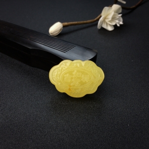 鸡油黄蜜蜡如意锁吊坠