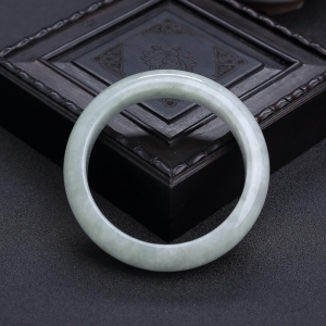 55#糯种浅绿翡翠手镯