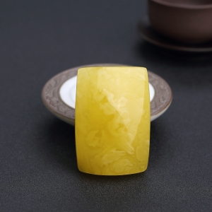 鸡油黄蜜蜡无事牌吊坠