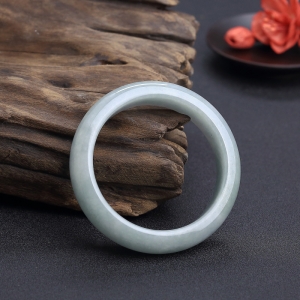 57.5#糯种淡绿翡翠手镯