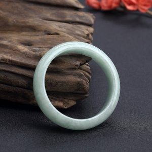 60#糯种浅绿翡翠手镯