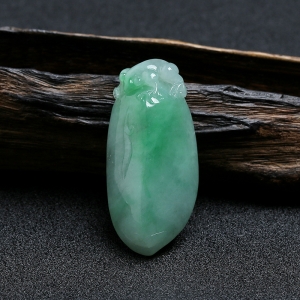 糯种飘绿翡翠福瓜挂件