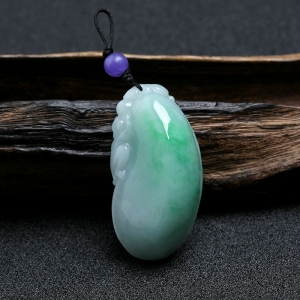 糯种飘绿翡翠福瓜挂件