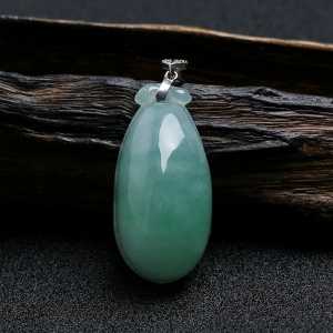 银扣糯种飘绿翡翠福瓜挂件