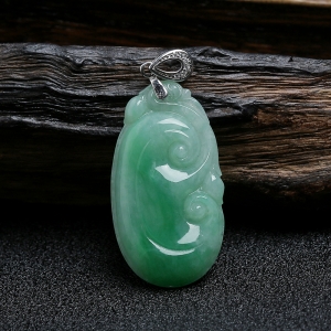 银扣糯种飘绿翡翠如意挂件