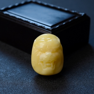 满蜜蜜蜡老虎头吊坠