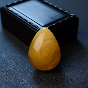 鸡油红蜜蜡随形吊坠