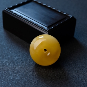 鸡油黄蜜蜡平安扣吊坠