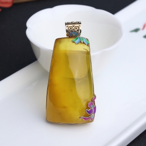 银镶金绞蜜鸡油黄蜜蜡吊坠