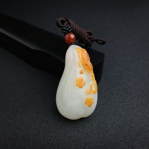 和田玉蝶恋花吊坠