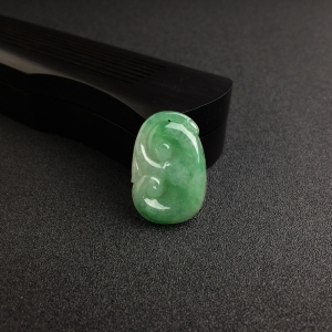 糯种飘绿翡翠如意吊坠