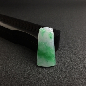 糯种飘绿翡翠无事牌吊坠