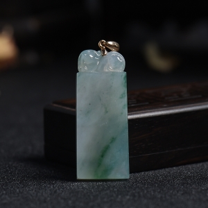 18K金扣冰糯种飘花翡翠无事牌挂件