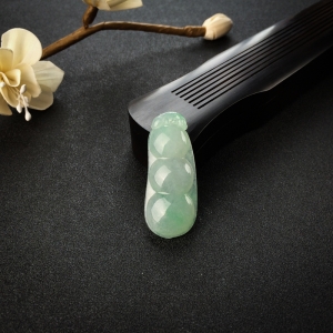 糯种淡绿翡翠福豆吊坠