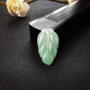 糯种淡绿翡翠金枝玉叶吊坠