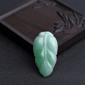 糯种浅绿翡翠金枝玉叶吊坠